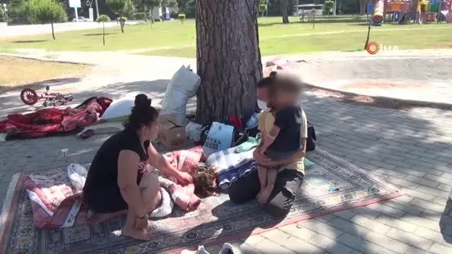 Ailesiyle tartışıp even kovuldular, parkta yaşamaya başladılarİki çocuğuyla ve eşiyle parkta yaşam mücadelesi veriyorAile arasında yaşanan kavganın... Ailesiyle tartışıp even kovuldular, parkta yaşamaya başladılarİki çocuğuyla ve eşiyle parkta yaşam mücadelesi veriyorAile arasında yaşanan kavganın...