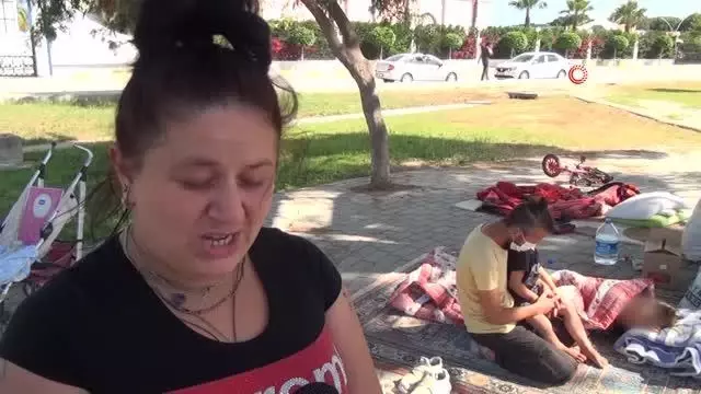 Ailesiyle tartışıp even kovuldular, parkta yaşamaya başladılarİki çocuğuyla ve eşiyle parkta yaşam mücadelesi veriyorAile arasında yaşanan kavganın... Ailesiyle tartışıp even kovuldular, parkta yaşamaya başladılarİki çocuğuyla ve eşiyle parkta yaşam mücadelesi veriyorAile arasında yaşanan kavganın...