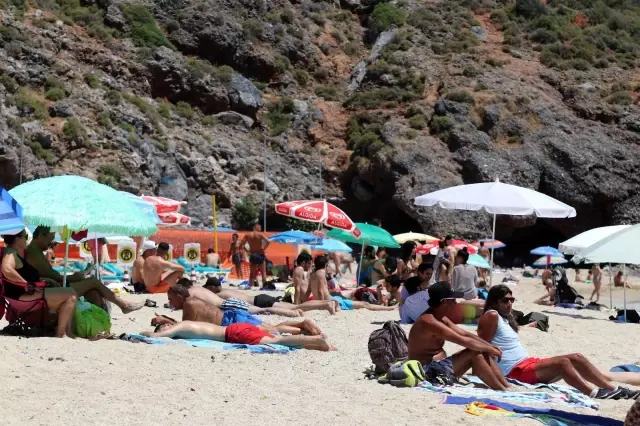 Alanya'da aşırı nem ve sıcak havayı fırsat bilenler sahillere akın etti Alanya'da aşırı nem ve sıcak havayı fırsat bilenler sahillere akın etti