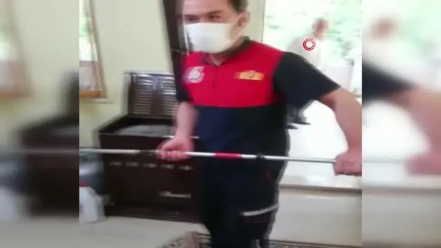 Amasya'da mutfağa giren yılanı itfaiye ekibi çıkardı Amasya'da mutfağa giren yılanı itfaiye ekibi çıkardı