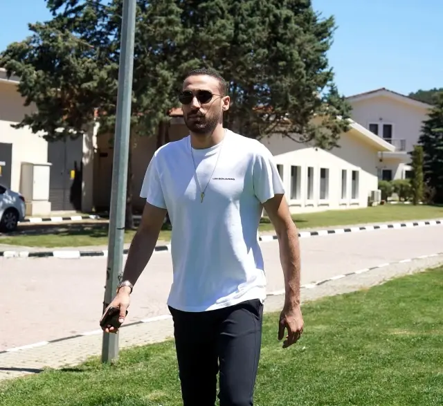 Cenk Tosun'dan futbolu Beşiktaş'ta bırakma cevabı: 'Burası benim evim. Neden olmasın?' Cenk Tosun'dan futbolu Beşiktaş'ta bırakma cevabı: 'Burası benim evim. Neden olmasın?'