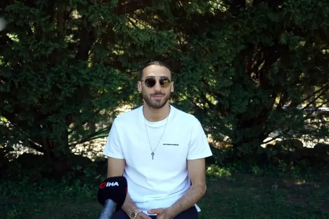 Cenk Tosun'dan futbolu Beşiktaş'ta bırakma cevabı: 'Burası benim evim. Neden olmasın?' Cenk Tosun'dan futbolu Beşiktaş'ta bırakma cevabı: 'Burası benim evim. Neden olmasın?'