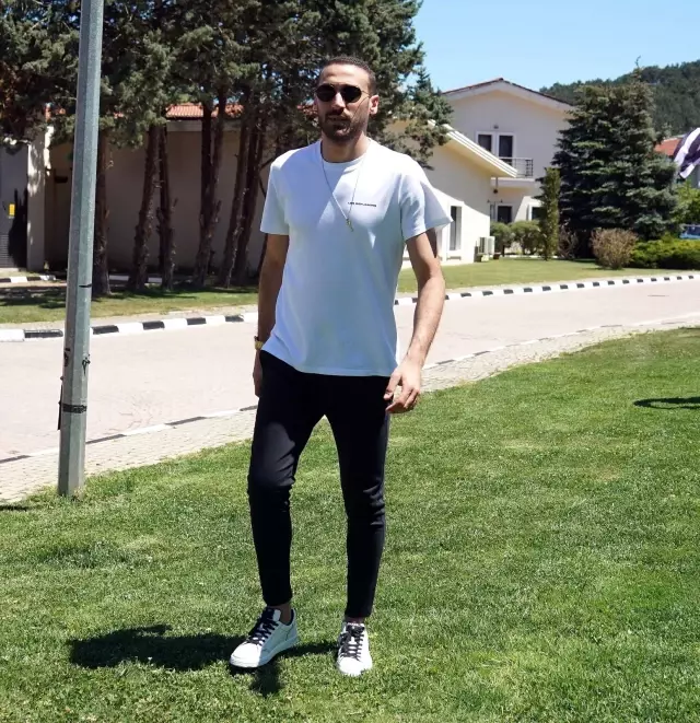 Cenk Tosun'dan futbolu Beşiktaş'ta bırakma cevabı: 'Burası benim evim. Neden olmasın?' Cenk Tosun'dan futbolu Beşiktaş'ta bırakma cevabı: 'Burası benim evim. Neden olmasın?'