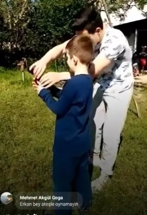 Son Dakika | DAYISI TABANCAYLA ATEŞ ETTİRDİ, BABASI GÖRÜNTÜLEDİ Son Dakika | DAYISI TABANCAYLA ATEŞ ETTİRDİ, BABASI GÖRÜNTÜLEDİ