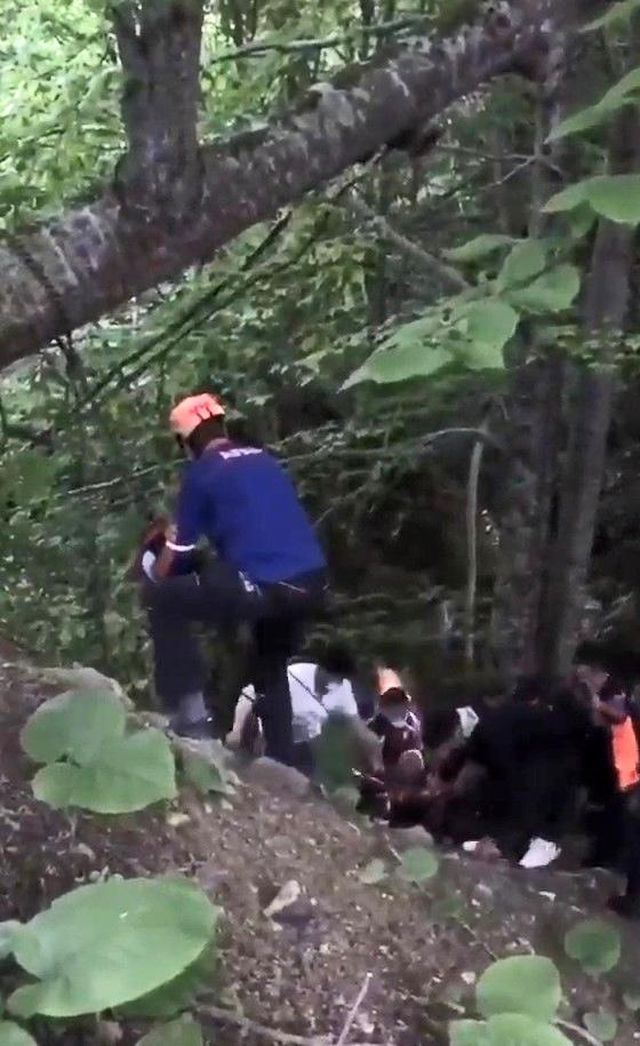 dereye yuvarlanarak yaralanan sahsi kurtarmak 2 14143877 o