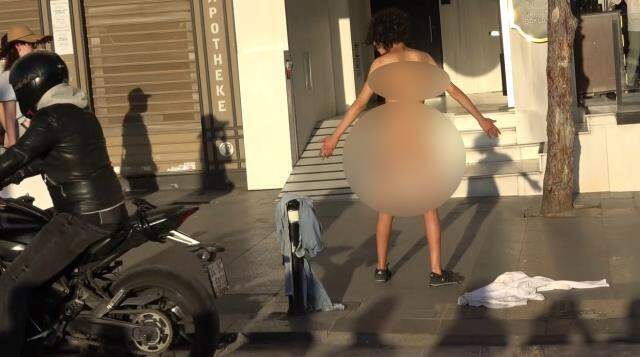 Faslı turist kadın Taksim Meydanı'nda soyunarak çırılçıplak dolaştı