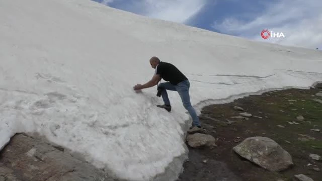 Kars'ta 5 metre yüksekliğinde kar kütlesi görenleri şaşırttı