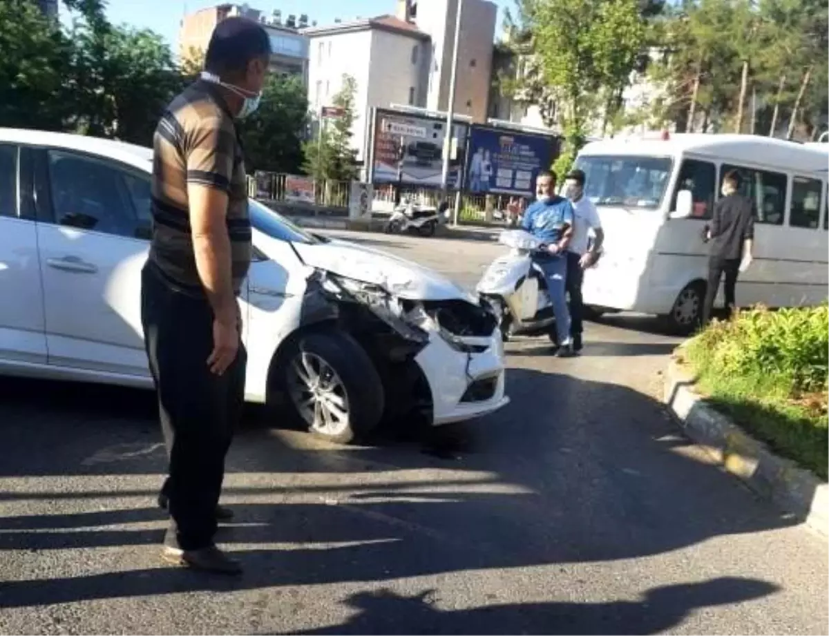Kırmızı ışıkta geçen kamyon otomobile çarptı: 1 yaralı 1 kirmizi isikta gecen kamyon otomobile carpti 14144636 amp