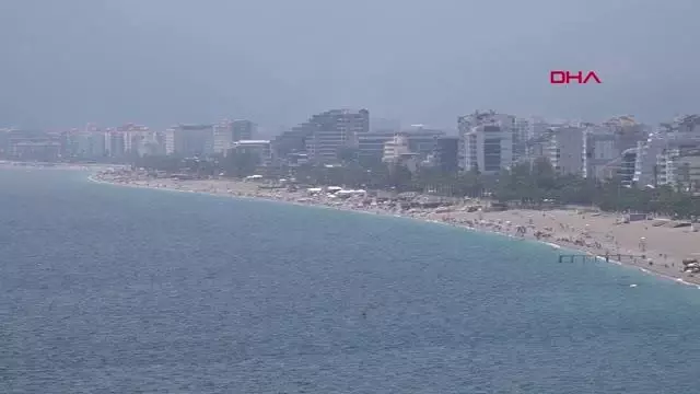 Konyaaltı sahilinde yaz yoğunluğu Konyaaltı sahilinde yaz yoğunluğu