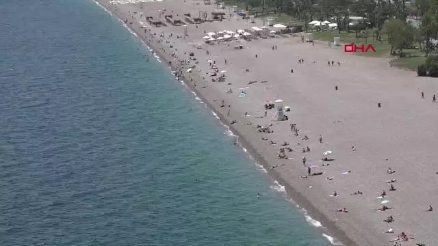 Konyaaltı sahilinde yaz yoğunluğu Konyaaltı sahilinde yaz yoğunluğu