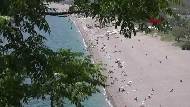 Konyaaltı sahilinde yaz yoğunluğu Konyaaltı sahilinde yaz yoğunluğu