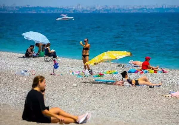 Konyaaltı sahilinde yaz yoğunluğu Konyaaltı sahilinde yaz yoğunluğu