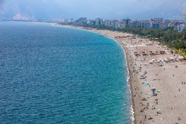 Konyaaltı sahilinde yaz yoğunluğu Konyaaltı sahilinde yaz yoğunluğu