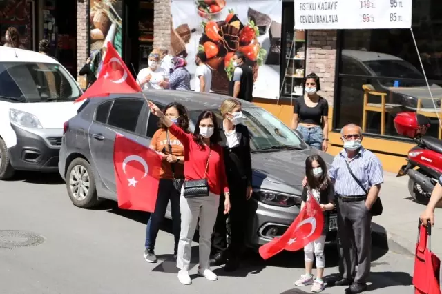 Küçükçekmece'de 19 Mayıs coşkusu evlerde yaşandı