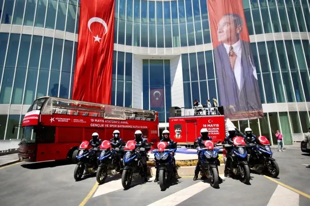Küçükçekmece'de 19 Mayıs coşkusu evlerde yaşandı