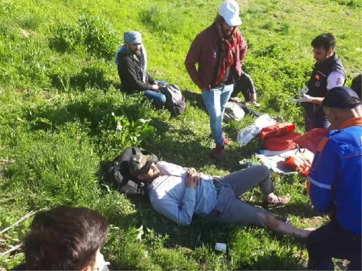 Mantar toplarken kayalıktan düşüp ayağını kırdı, ekipler seferber oldu