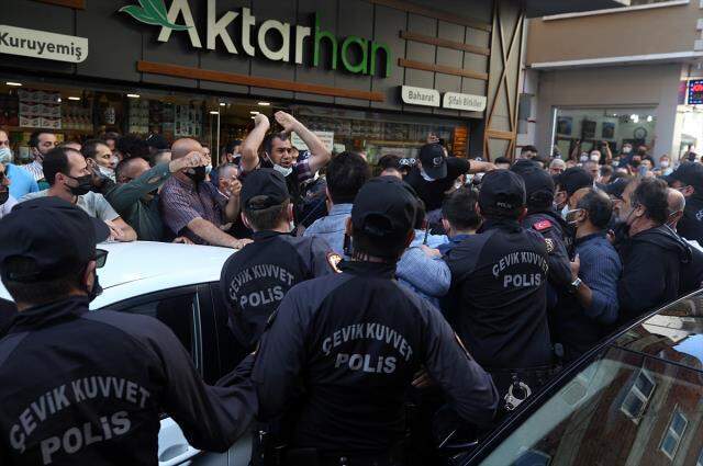 Meral Akşener, eylem yapan köylüleri ziyaret etmek için gittiği İkizdere'nin ardından Çayeli'nde de protestoyla karşılaştı