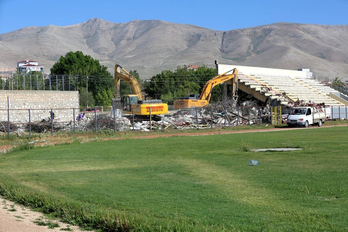 Niğde'de 5 Şubat Stadı'nın yıkımına başlandı