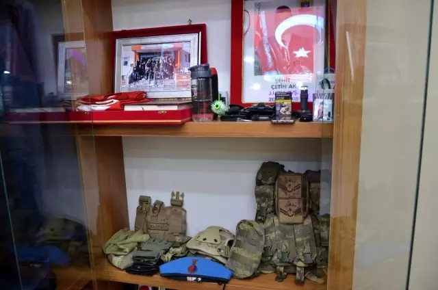 Şehidin hatıralarını odasında yaşatıyorlar Şehidin hatıralarını odasında yaşatıyorlar