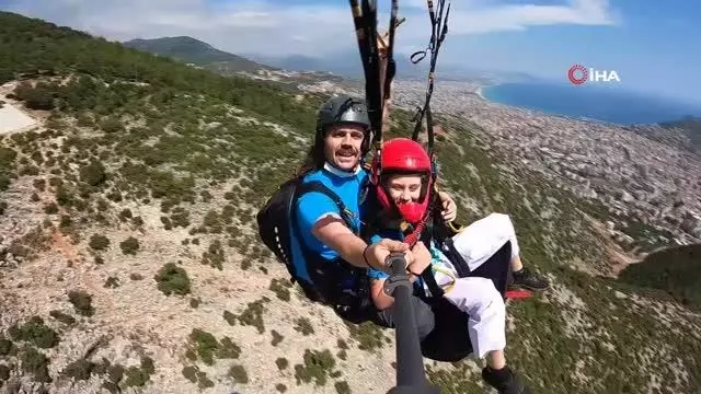 Sporcular havada uçup, karada karate yaptı Sporcular havada uçup, karada karate yaptı