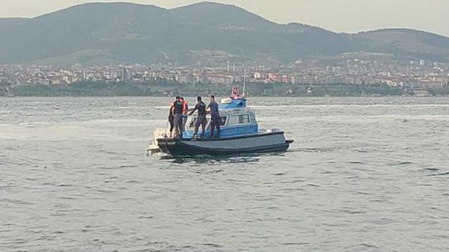 su alan teknede mahsur kalan 2 kisiyi deniz p 2 14145640 o