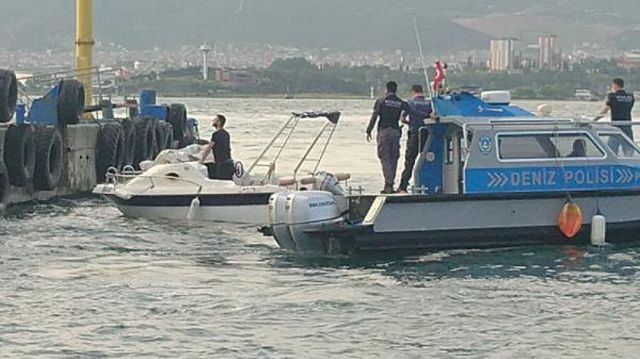 su alan teknede mahsur kalan 2 kisiyi deniz p 4 14145640 o