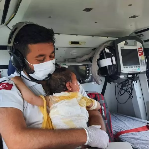 Afyonkarahisar�da üzerine sıcak su dökülen bebek, ambulans helikopterle