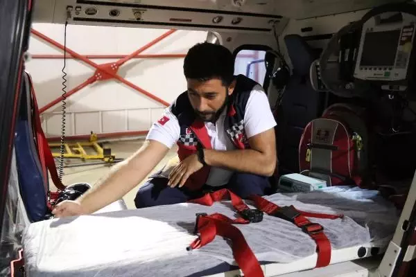 Son dakika! AFYONKARAHİSAR ÜZERİNE SICAK SU DÖKÜLEN BERİL BEBEK AMBULANS HELİKOPTERLE ESKİŞEHİR'E SEVK EDİLDİ Son dakika! AFYONKARAHİSAR ÜZERİNE SICAK SU DÖKÜLEN BERİL BEBEK AMBULANS HELİKOPTERLE ESKİŞEHİR'E SEVK EDİLDİ