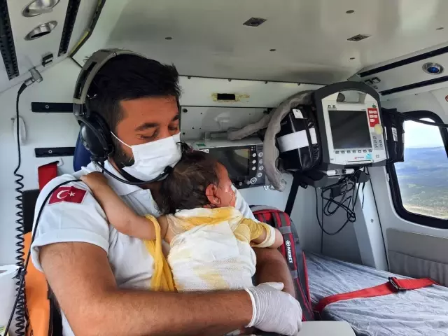 Son dakika haber | Yanan bebeği helikopter ambulansta hastaneye kadar kucağından indirmedi Son dakika haber | Yanan bebeği helikopter ambulansta hastaneye kadar kucağından indirmedi