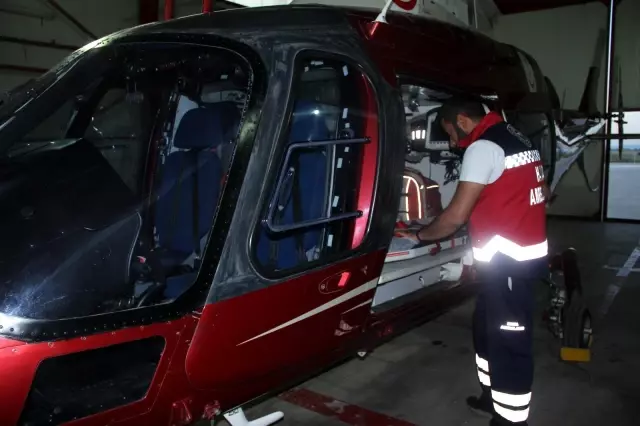 Son dakika haber | Yanan bebeği helikopter ambulansta hastaneye kadar kucağından indirmedi Son dakika haber | Yanan bebeği helikopter ambulansta hastaneye kadar kucağından indirmedi
