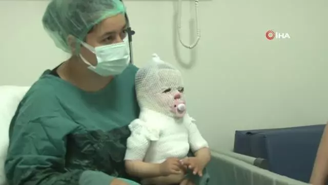 Acil Tıp Teknisyeni'nin kucağından inmemişti...O bebek iyileşmeye başladı Acil Tıp Teknisyeni'nin kucağından inmemişti...O bebek iyileşmeye başladı