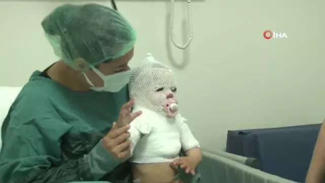 Acil Tıp Teknisyeni'nin kucağından inmemişti...O bebek iyileşmeye başladı Acil Tıp Teknisyeni'nin kucağından inmemişti...O bebek iyileşmeye başladı