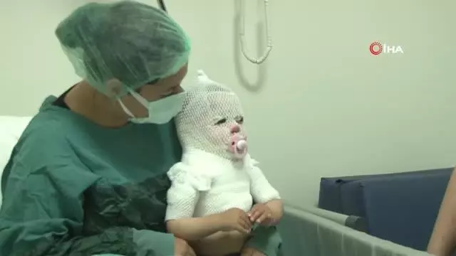 Acil Tıp Teknisyeni'nin kucağından inmemişti...O bebek iyileşmeye başladı Acil Tıp Teknisyeni'nin kucağından inmemişti...O bebek iyileşmeye başladı