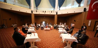 Adana'da yaşlı çiftler, 'Çınarlarla Fidanların Buluşması' etkinliğinde yeni evlilere tecrübelerini anlattı