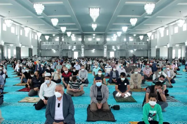 Afyonkarahisar'ın en büyük camisi kılınan ilk cuma namazıyla ibadete açıldı Afyonkarahisar'ın en büyük camisi kılınan ilk cuma namazıyla ibadete açıldı
