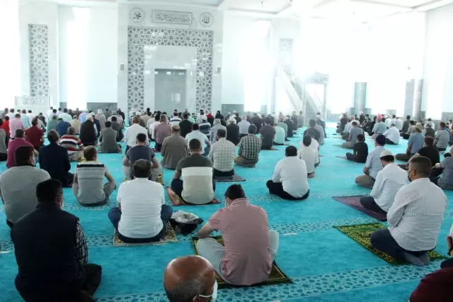 Afyonkarahisar'ın en büyük camisi kılınan ilk cuma namazıyla ibadete açıldı Afyonkarahisar'ın en büyük camisi kılınan ilk cuma namazıyla ibadete açıldı