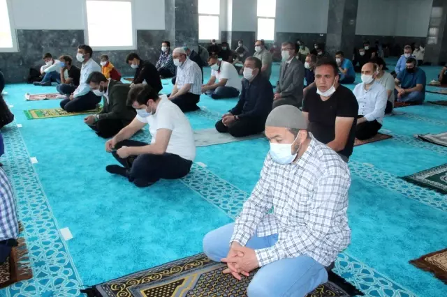 Afyonkarahisar'ın en büyük camisi kılınan ilk cuma namazıyla ibadete açıldı Afyonkarahisar'ın en büyük camisi kılınan ilk cuma namazıyla ibadete açıldı