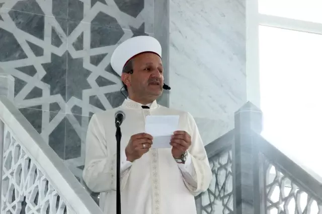 Afyonkarahisar'ın en büyük camisi kılınan ilk cuma namazıyla ibadete açıldı Afyonkarahisar'ın en büyük camisi kılınan ilk cuma namazıyla ibadete açıldı