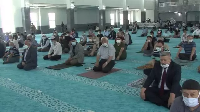Afyonkarahisar'ın en büyük camisinde ilk namaz kılındı Afyonkarahisar'ın en büyük camisinde ilk namaz kılındı