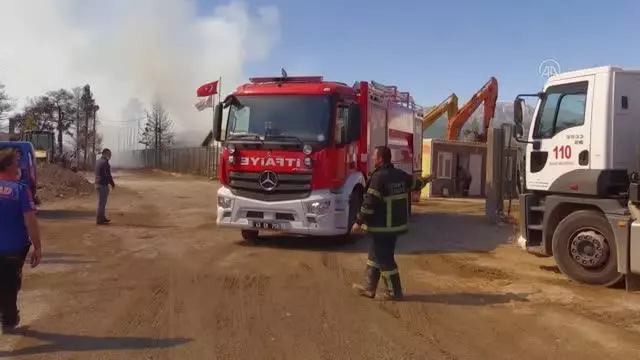 AFYONKARAHİSAR - Pelet yakıtı üretilen tesiste çıkan yangın söndürüldü AFYONKARAHİSAR - Pelet yakıtı üretilen tesiste çıkan yangın söndürüldü