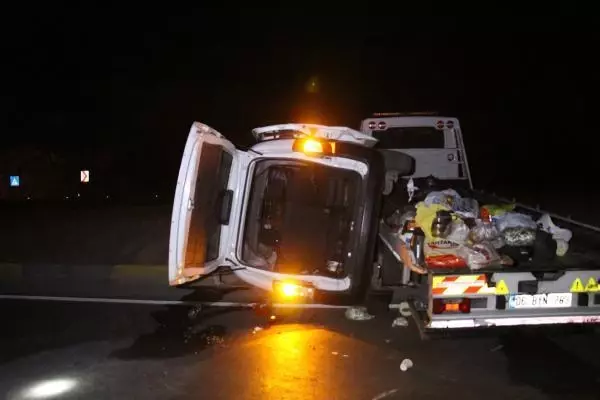 Arızalı araç taşıyan çekici ile kamyon çarpıştı 5 yaralı Arızalı araç taşıyan çekici ile kamyon çarpıştı 5 yaralı