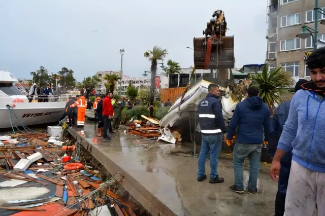 Ayvalık şiddetli fırtınanın ardından yaralarını sarmaya çalışıyor Ayvalık şiddetli fırtınanın ardından yaralarını sarmaya çalışıyor