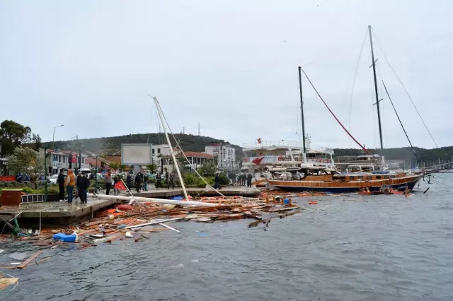 Ayvalık şiddetli fırtınanın ardından yaralarını sarmaya çalışıyor Ayvalık şiddetli fırtınanın ardından yaralarını sarmaya çalışıyor