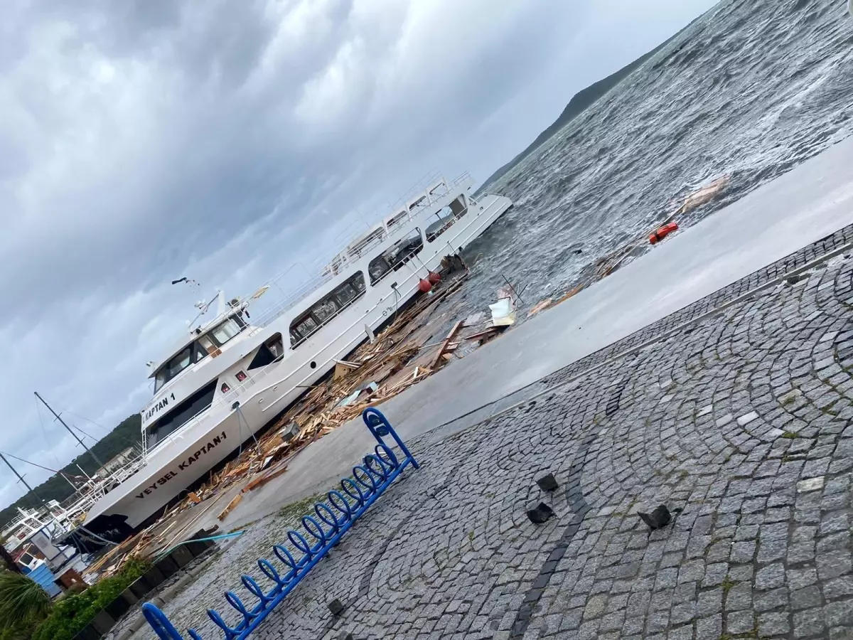 Ayvalık'ta fırtına onlarca tekneyi batırdı, bir kişi batan ...