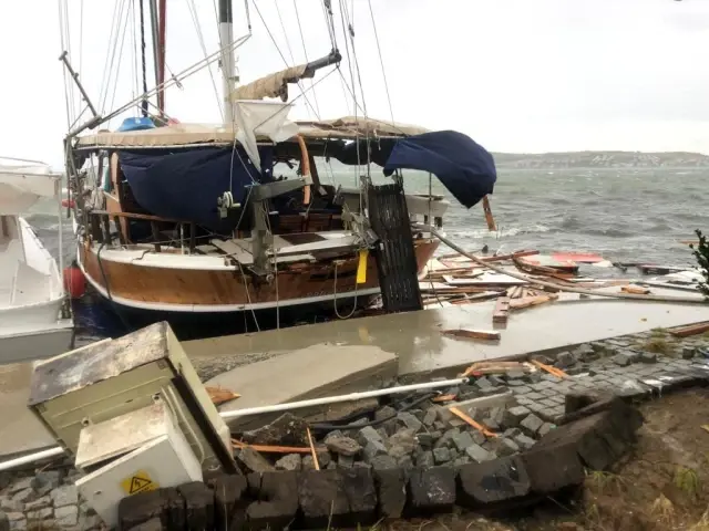 Ayvalık'ta fırtına onlarca tekneyi batırdı, bir kişi batan tekneden denize  böyle düştü - Haberler | Haberler.com