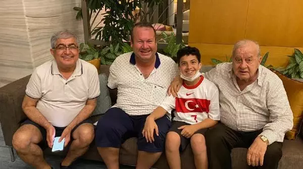 Baba oğuldan millilere yoğun ilgi Baba oğuldan millilere yoğun ilgi