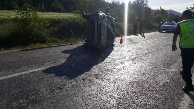 Bilecik'te hafif ticari aracın devrilmesi sonucu 2 kişi yaralandı