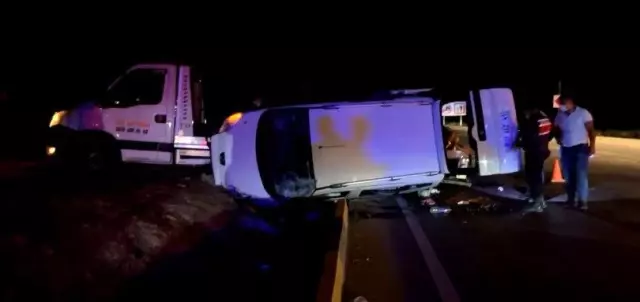 Burdur'da çekici ile tır çarpıştı: 5 yaralı Burdur'da çekici ile tır çarpıştı: 5 yaralı