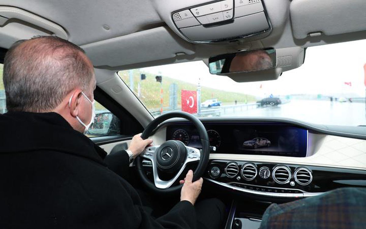 Cumhurbaşkanı Erdoğan, Kuzey Marmara Otoyolu'nun açılışında direksiyon başına geçip dev projeyi test etti
