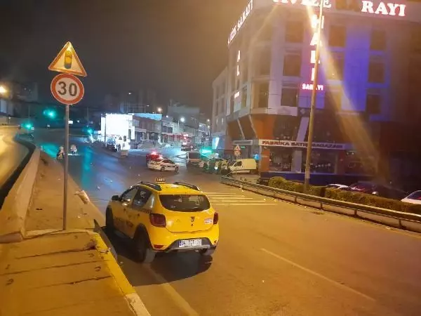 Denetimden kaçan sürücü, otomobiliyle bekçilere çarptı: 1'i ağır 2 bekçi yaralı Denetimden kaçan sürücü, otomobiliyle bekçilere çarptı: 1'i ağır 2 bekçi yaralı